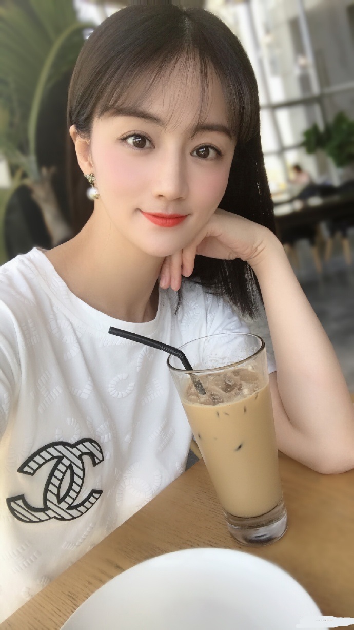 美女演员叶新晨迷人美照欣赏