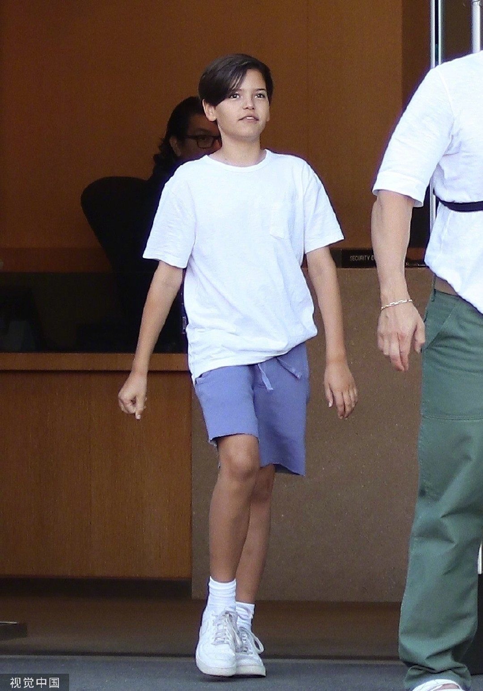 组图:奥兰多·布鲁姆和儿子一同外出 父子休闲穿搭出街抢眼