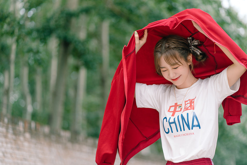 徐梦洁夏日写真尽显元气少女感 运动look扎双辫俏皮捧花
