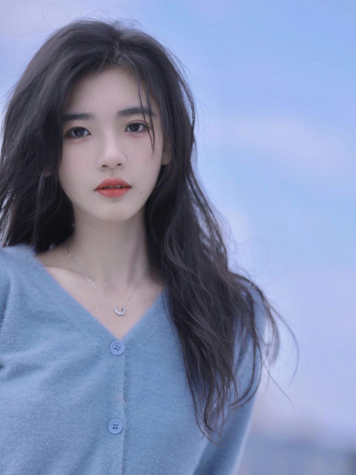 淡蓝色毛衣好有氛围感,美女穿上唯美清纯,与蓝色天空颜色好搭