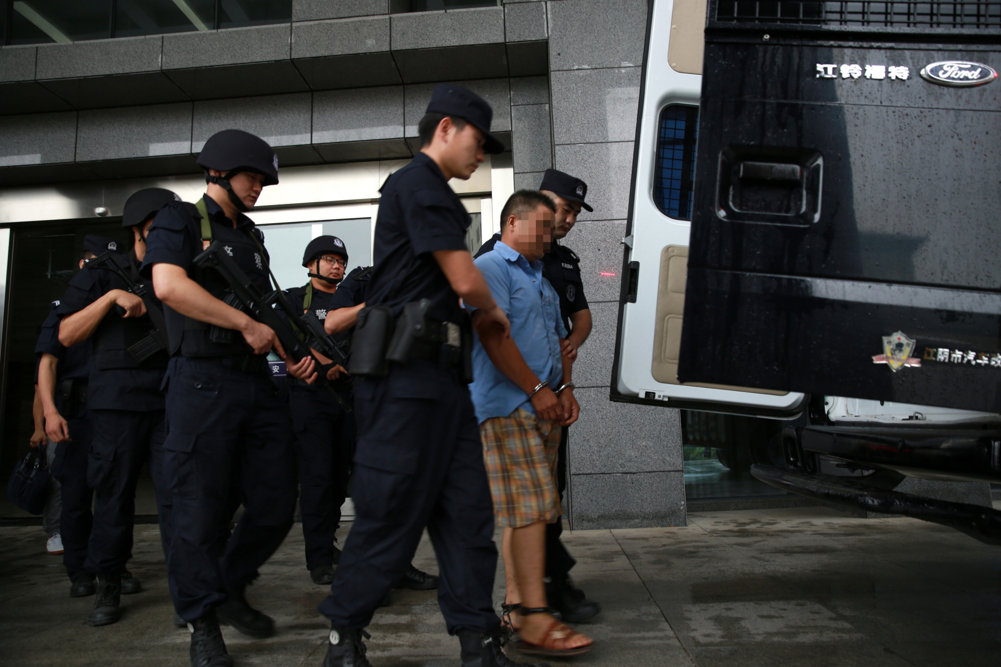 百余民警荷枪实弹,押解涉恶团伙成员指认现场,场面震撼