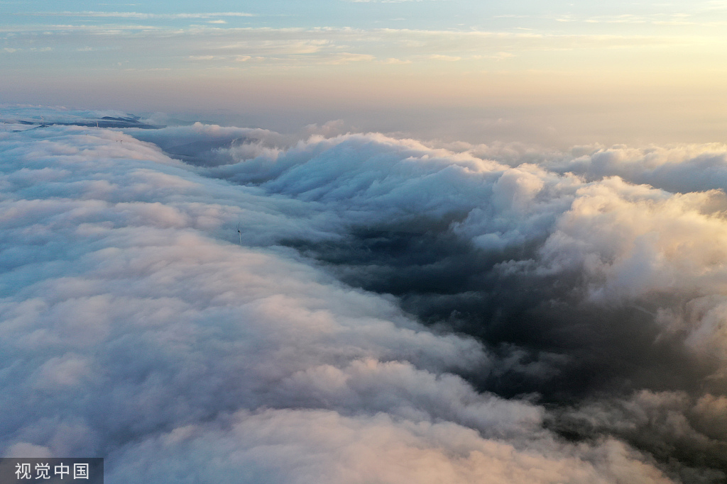 湖北荆门:云海翻滚如瀑布