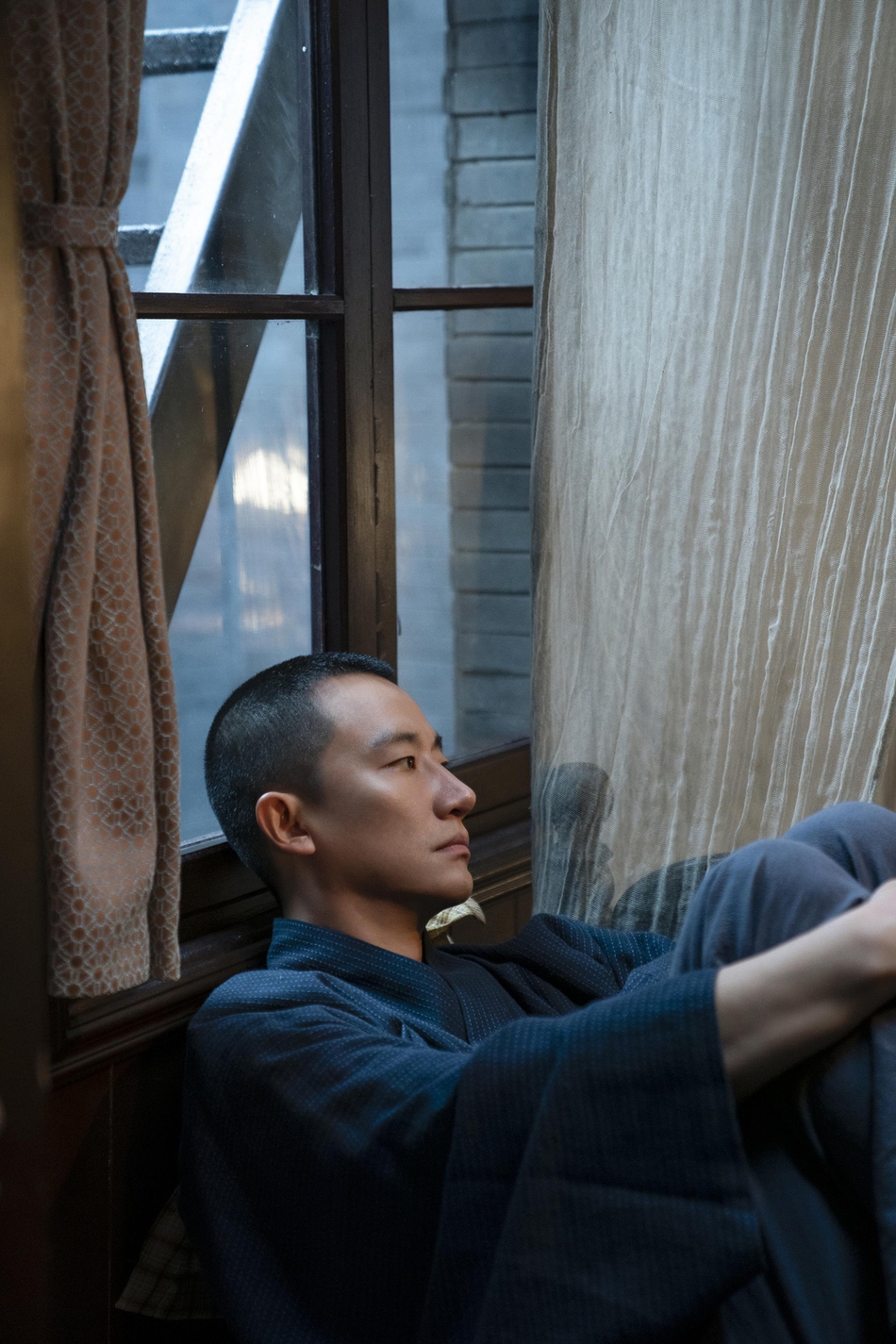 组图:黄轩《1921》新剧照知识分子范儿十足 眼神温柔而坚毅