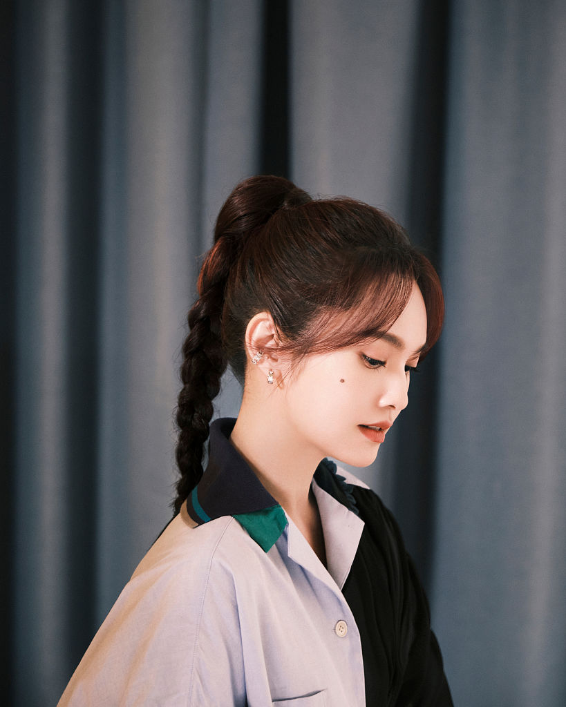 杨丞琳梳马尾辫露纯真笑容 综艺《灿烂的前行》正在热播