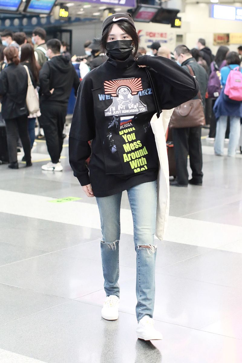 王紫璇街拍:字母拼贴卫衣破洞牛仔裤 巨型帆布包休闲低调