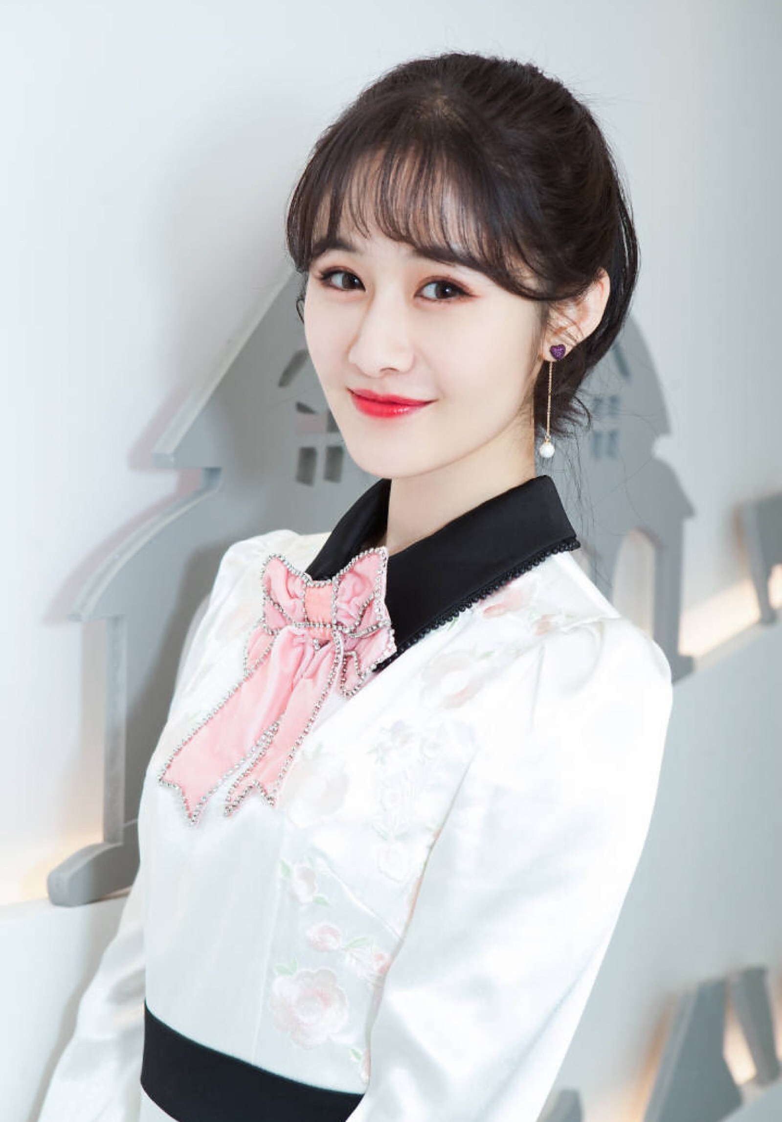 美女主持梁田:貌美如花,美丽动人