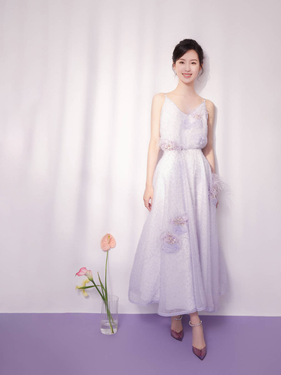 组图:陈都灵清纯花语大片浪漫治愈 白色吊带长裙温婉动人