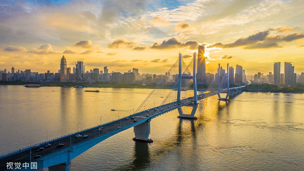 武汉:晚霞映照长江两岸