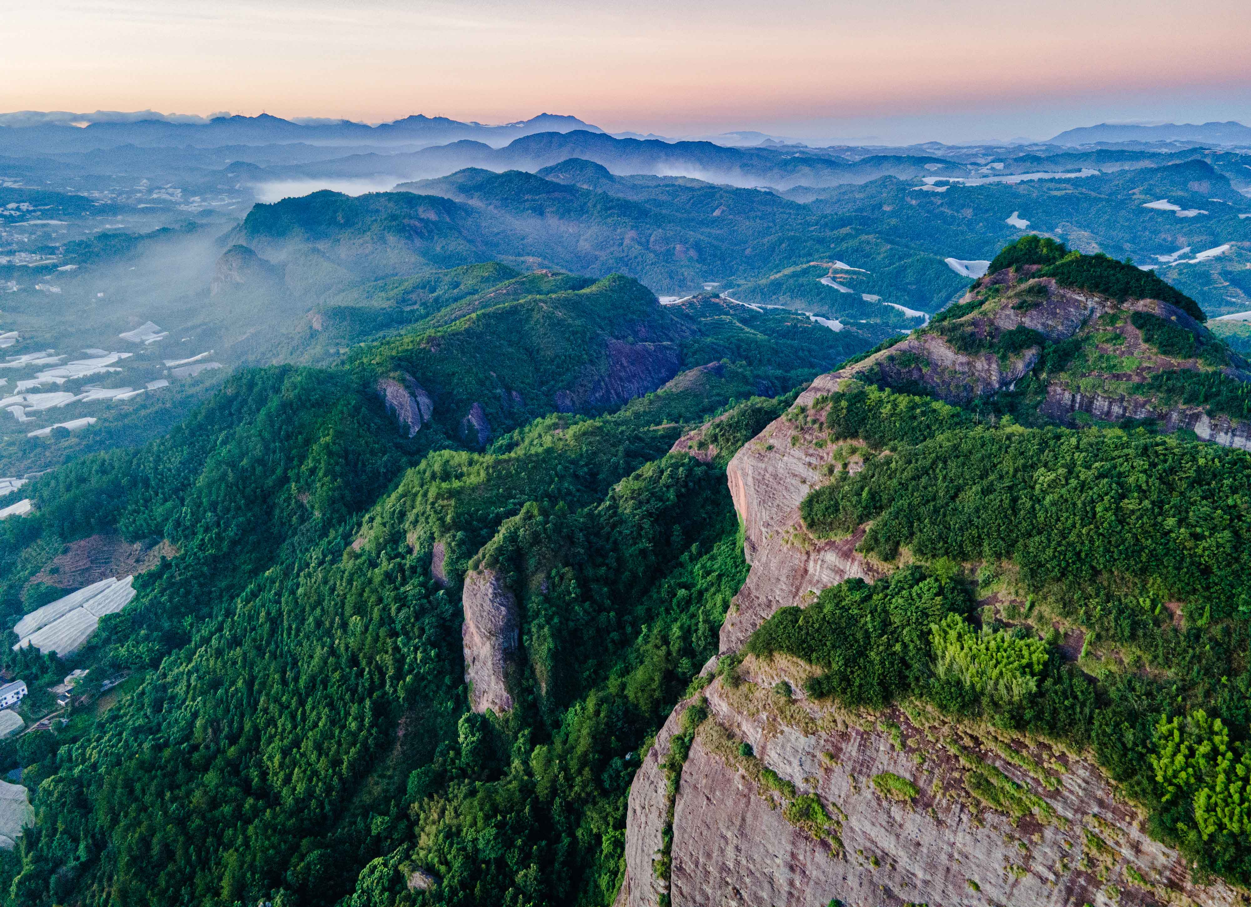江西赣州:丹霞秀美晨雾绕 旖旎风光景如画