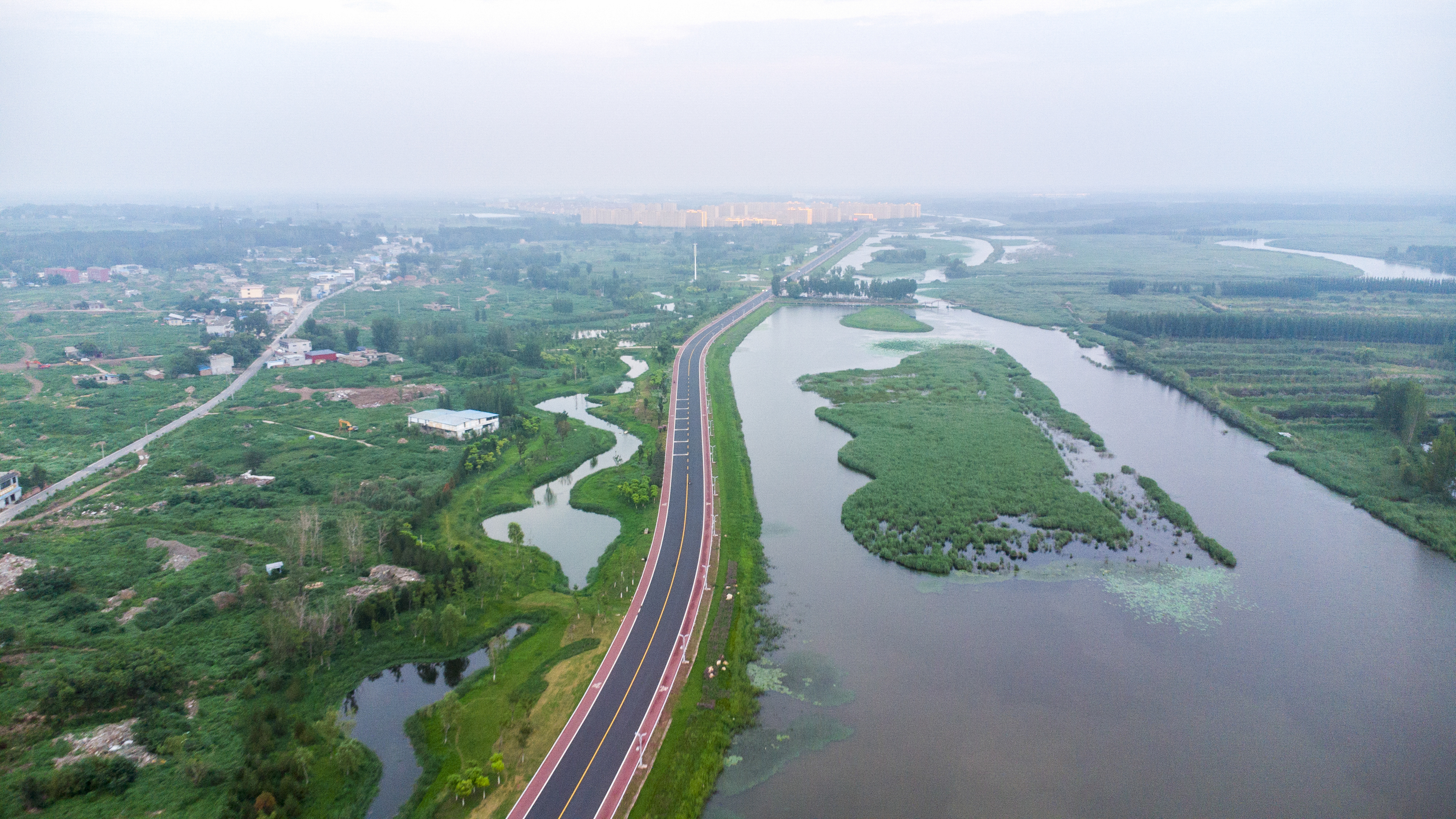 航拍泰安市东平县八百里水泊东平湖湿地码头,滨湖大道