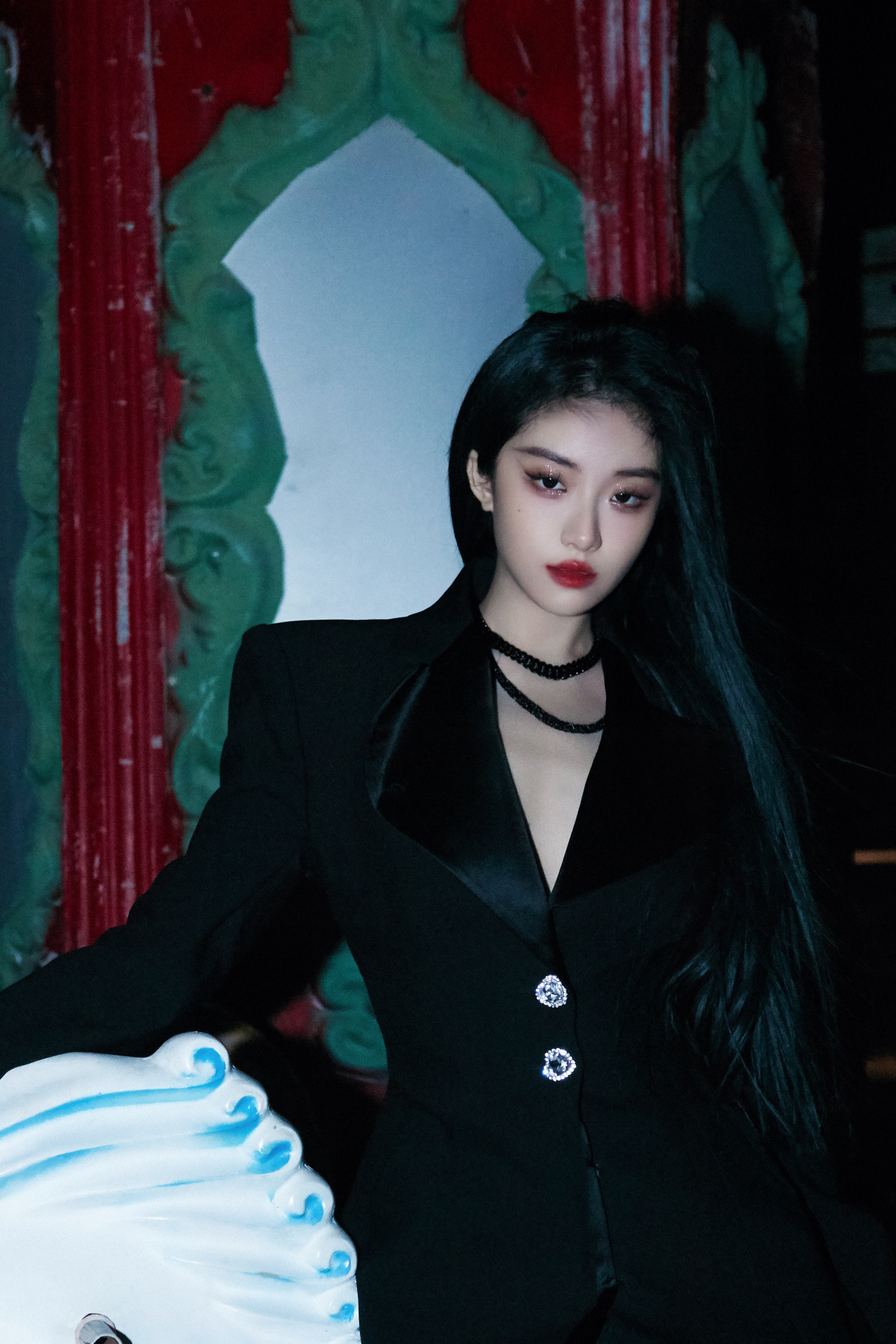 妩媚清冷,酷飒利落,喻言国庆献唱开幕盛典,舞台定妆美图放送