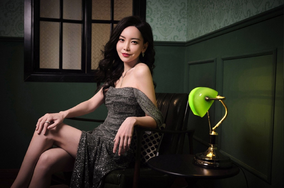 组图:于文文穿高开叉长裙秀纤细美腿 红唇卷发女人味十足