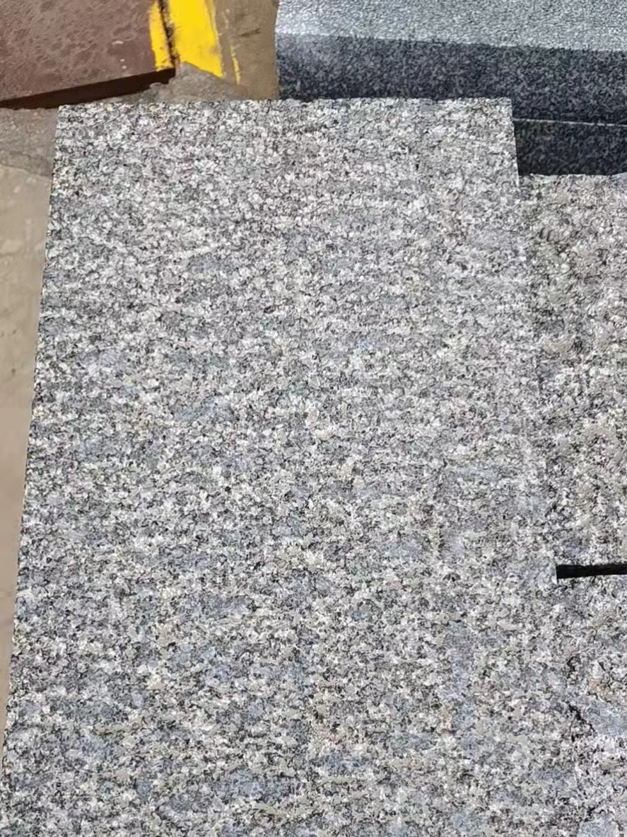 芝麻黑荔枝面地铺板 中俊石材