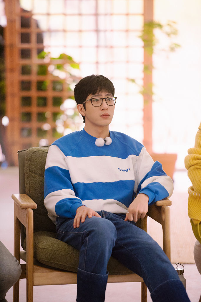 井柏然《朋友请听好2》录制花絮释出 怀抱小猫可爱满分治愈满分