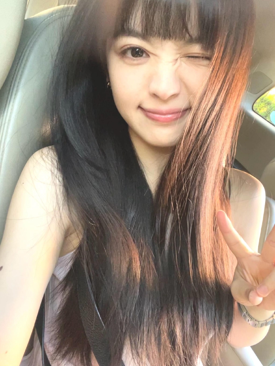 组图:田曦薇晒九宫格美照 对镜比耶嘟嘴甜出新高度