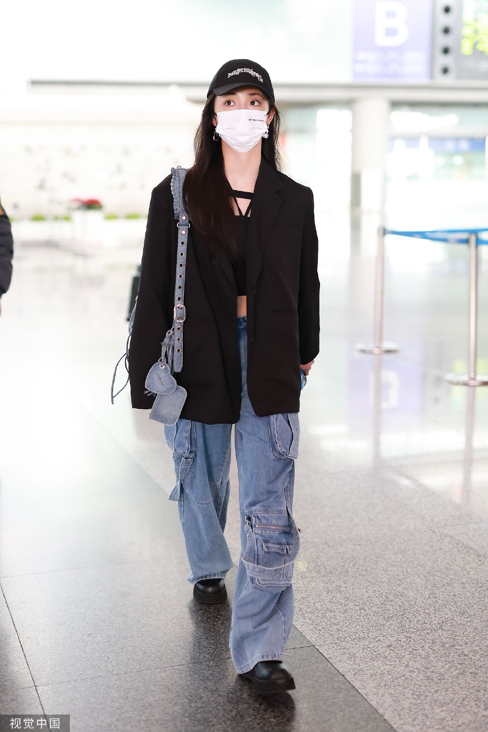 组图:周洁琼西装造型现身机场 穿牛仔裤露出细腰身材好