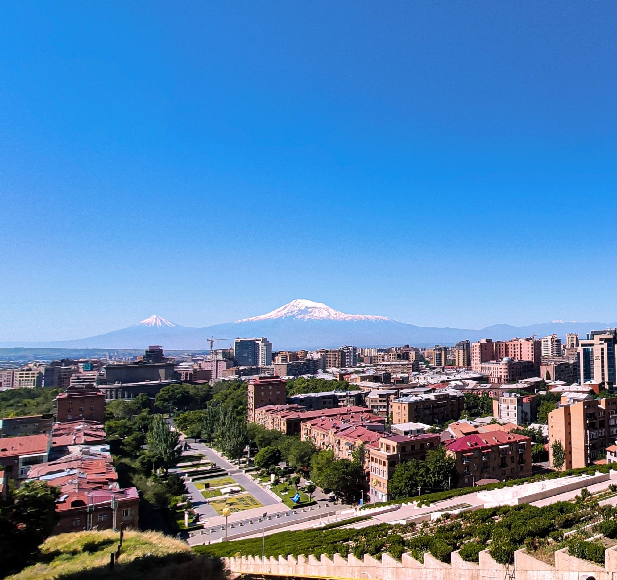 亚美尼亚首都埃里温,雪山背景极为壮美