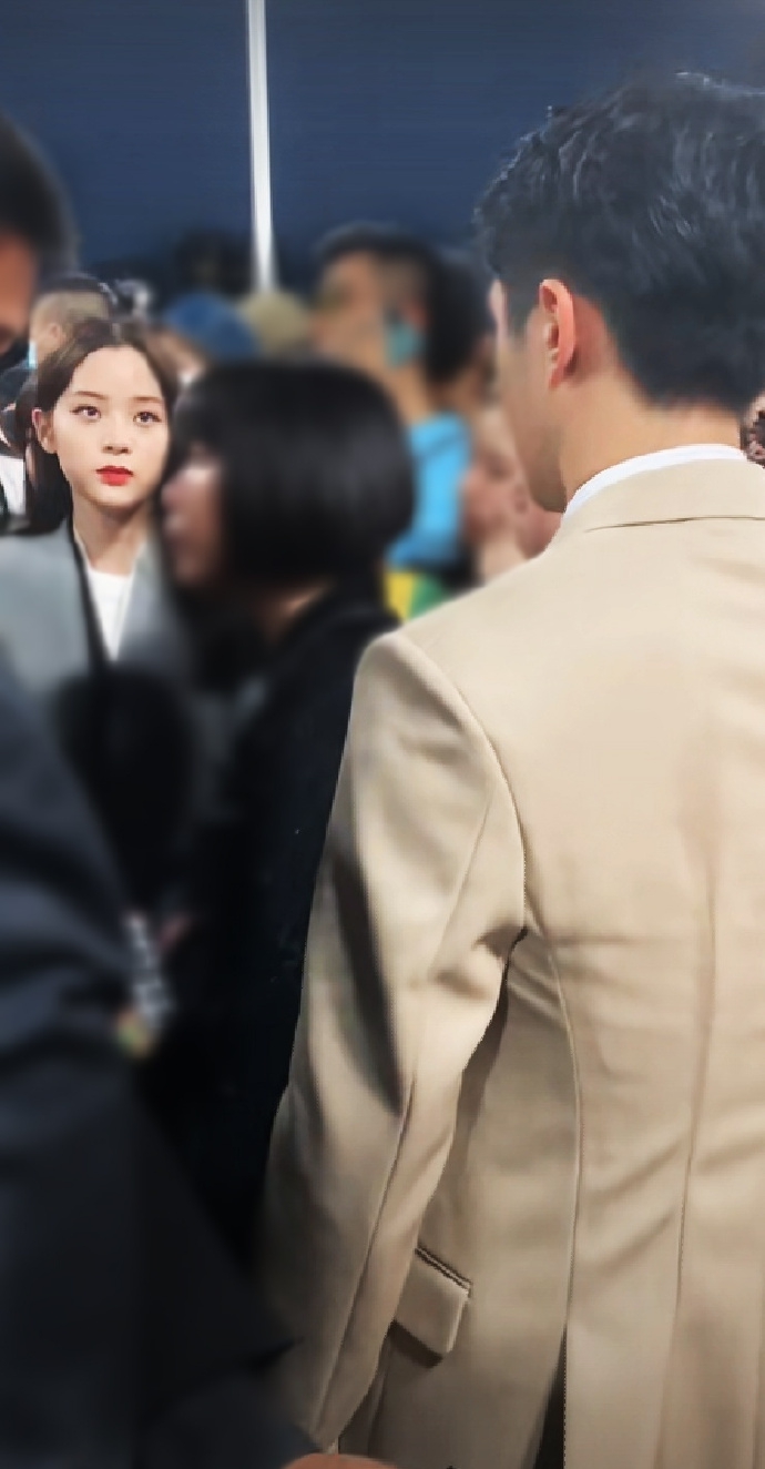 组图:爷青回!刘昊然欧阳娜娜邻座看秀 "北爱"cp再同框