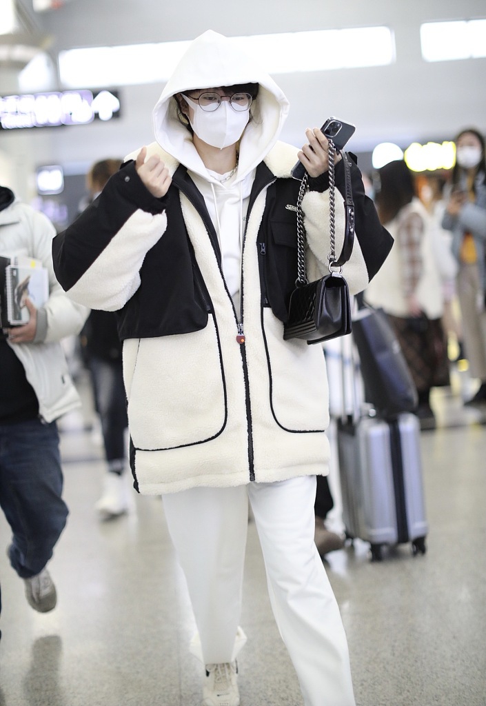 组图:郁可唯穿黑白拼接棉衣现身机场 戴框架眼镜显可爱