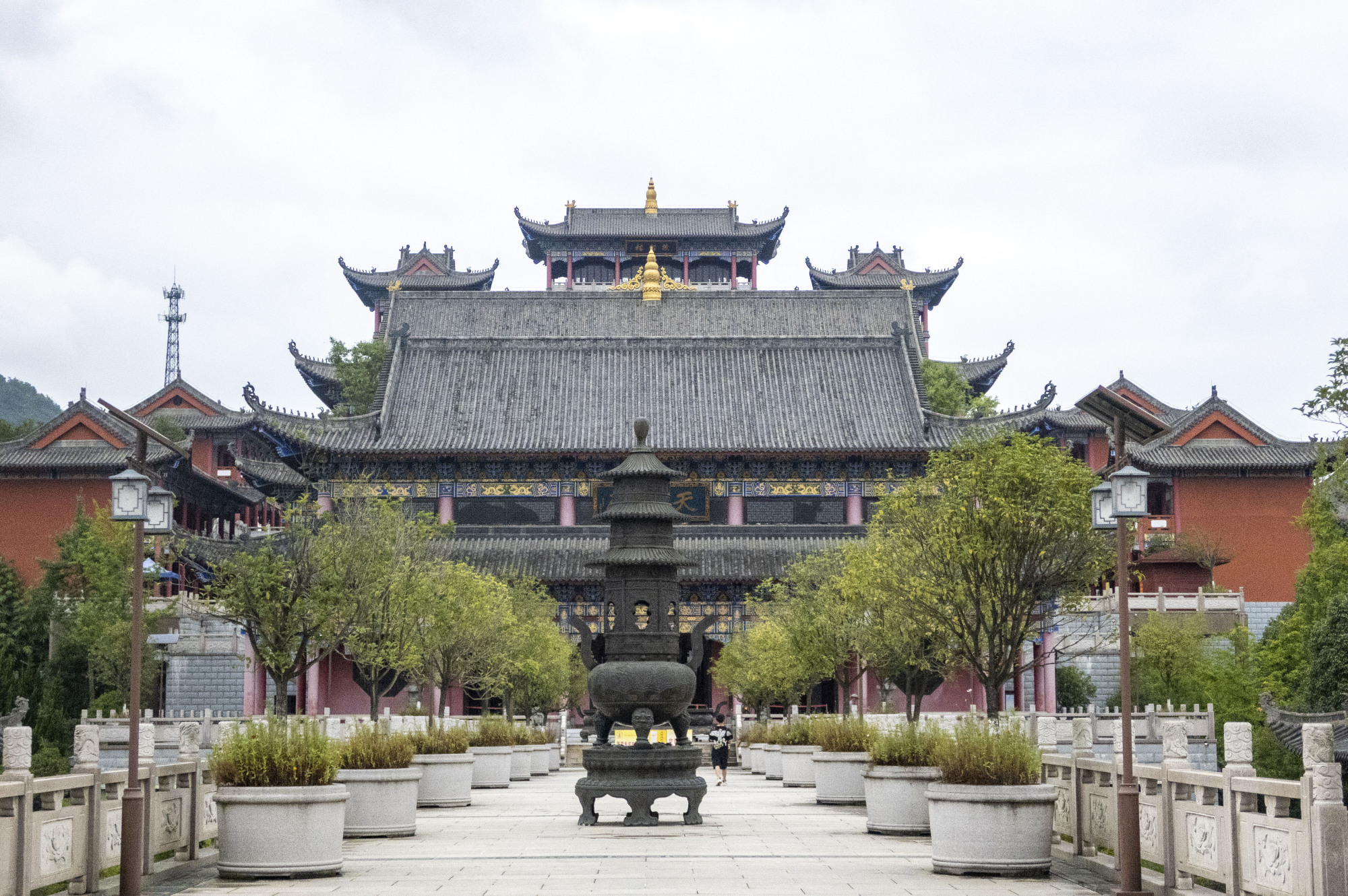 贵阳的大兴国寺,游客少香火旺,旁边就是青岩古镇