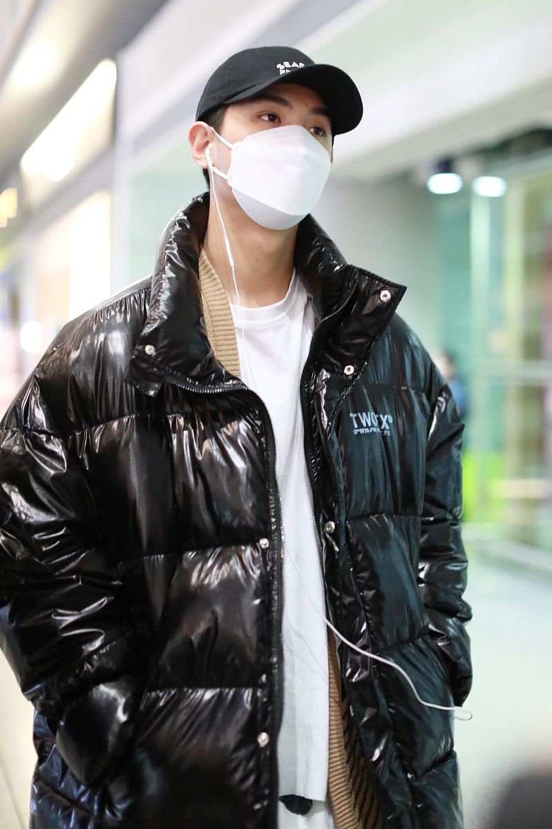 黄明昊街拍:twoex2黑色羽绒服叠穿驼色针织开衫 dxoh棒球帽阳光奶酷