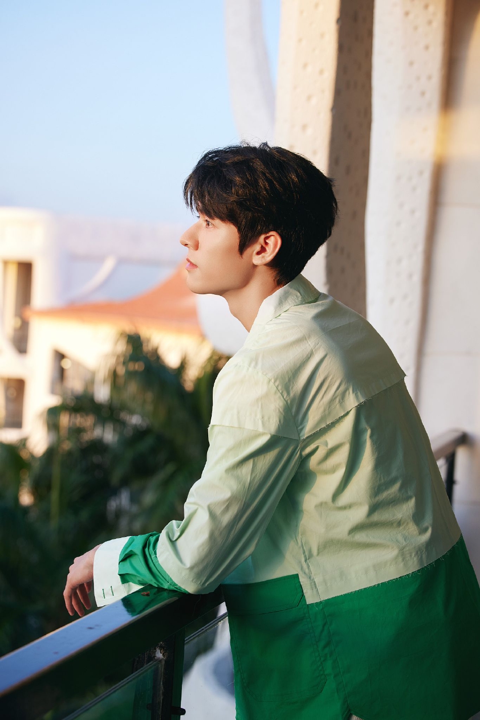 组图:龚俊《极限挑战》造型写真 着绿色拼接衬衫眉眼坚毅