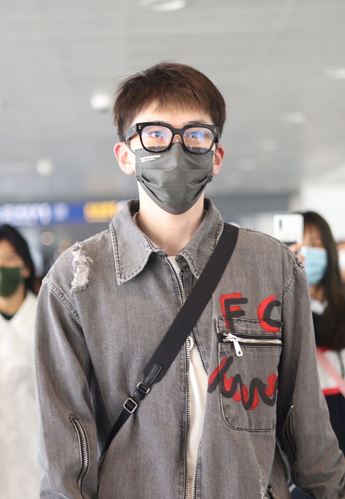 费启鸣穿字母衬衫尽显青春气息 眼神清澈笑眼弯弯好似邻家大哥哥