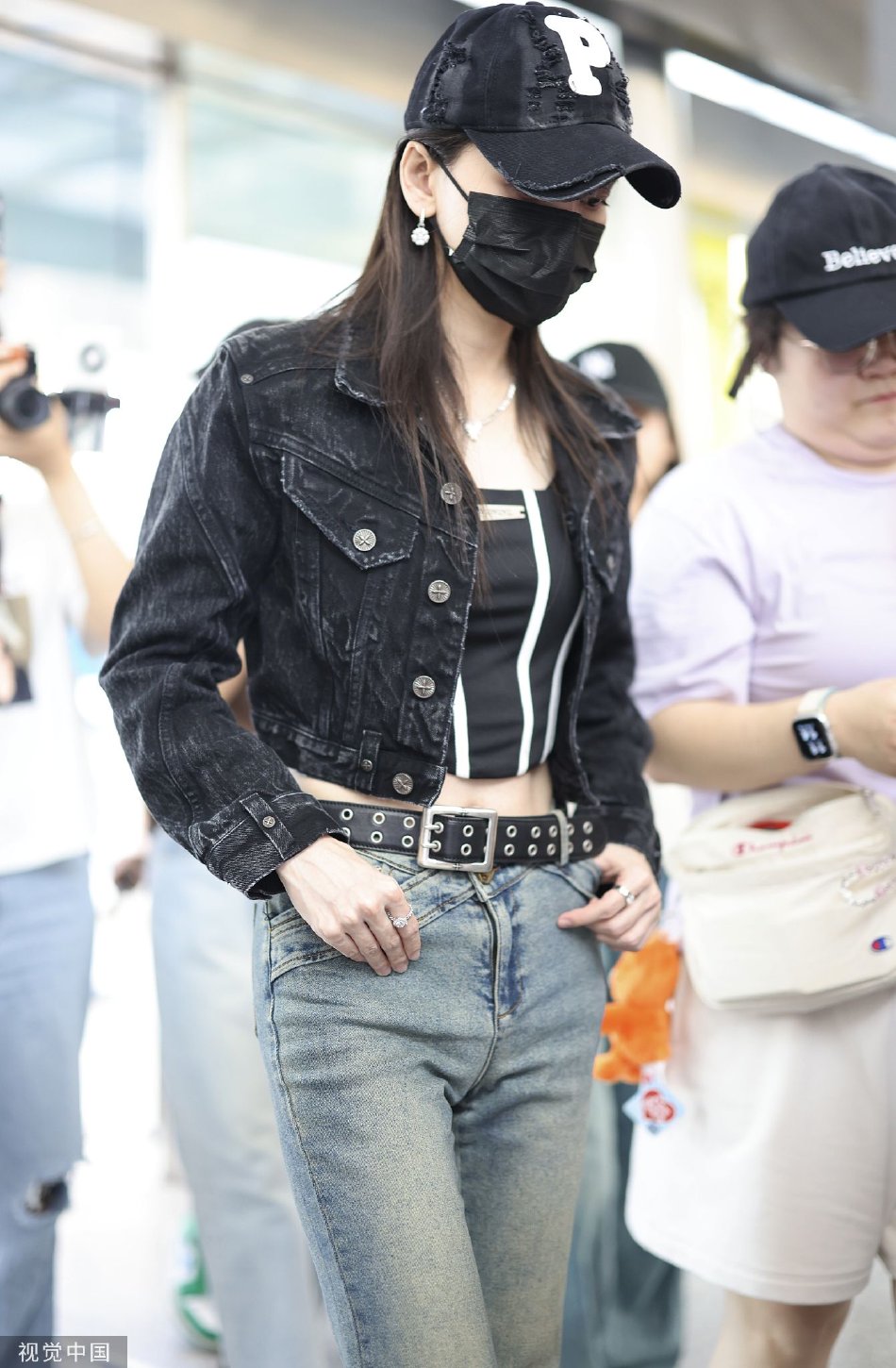 组图:于文文现身机场酷帅十足 着露脐装秀优越身材