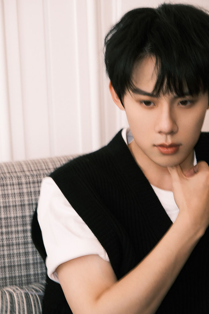 周奇清爽亮相电影《四海》歌会 怀抱吉他弹唱少年感满分