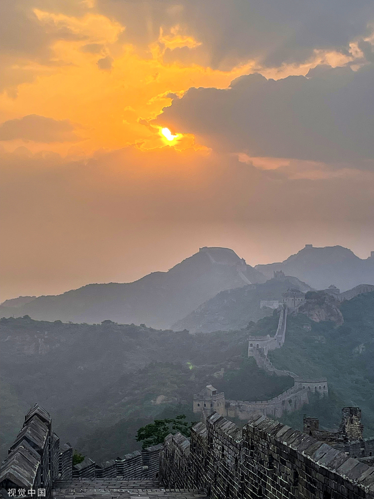 金山岭长城迎日出 云雾遮掩朝霞
