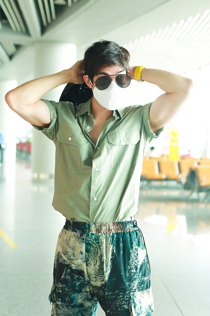组图:李治廷穿绿衫搭迷彩裤装扮酷帅 赶早班机又吃又喝惬意十足