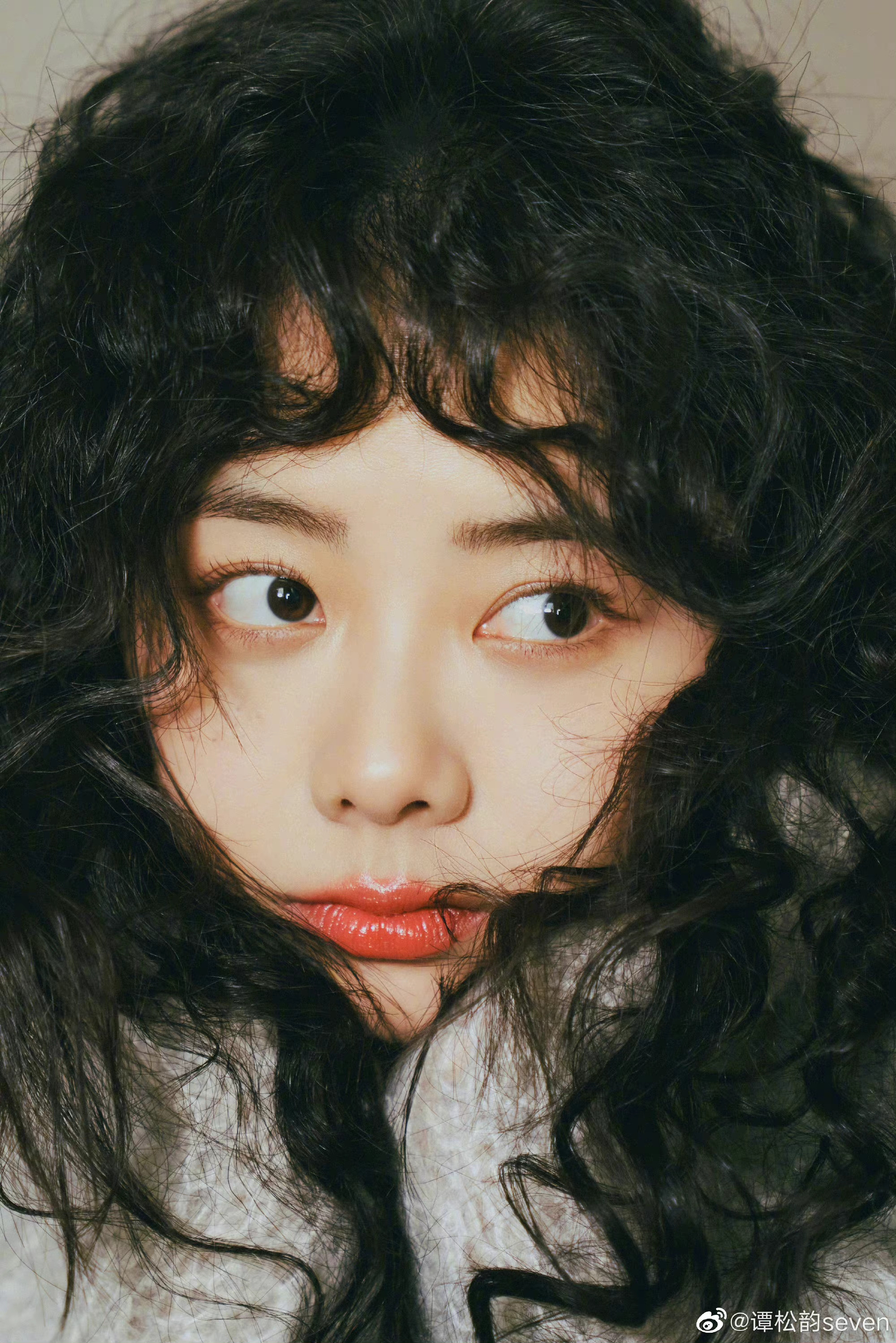 谭松韵羊毛卷六宫格随拍,眼睛干净清澈,秋日女友氛围感拉满