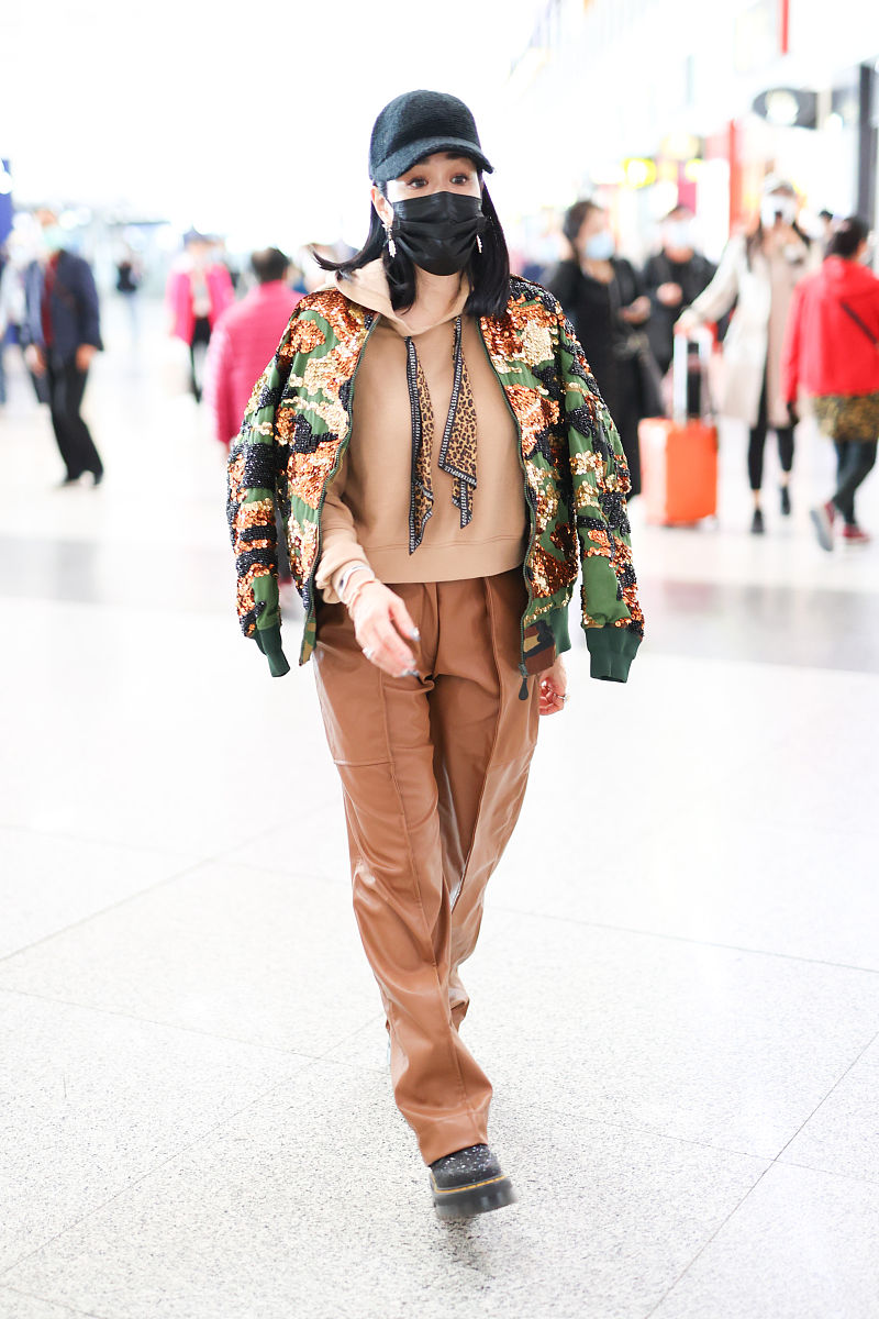 钟丽缇街拍:亮片夹克太妃糖顺色内搭霸气十足