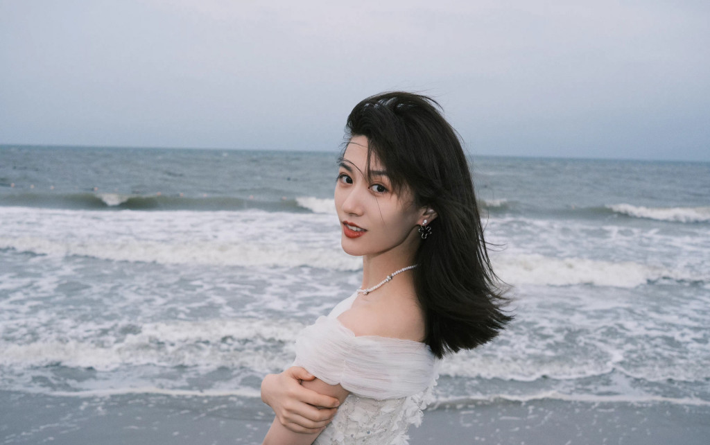 徐悦发布海边写真度假风十足 长发白裙飘逸浪漫