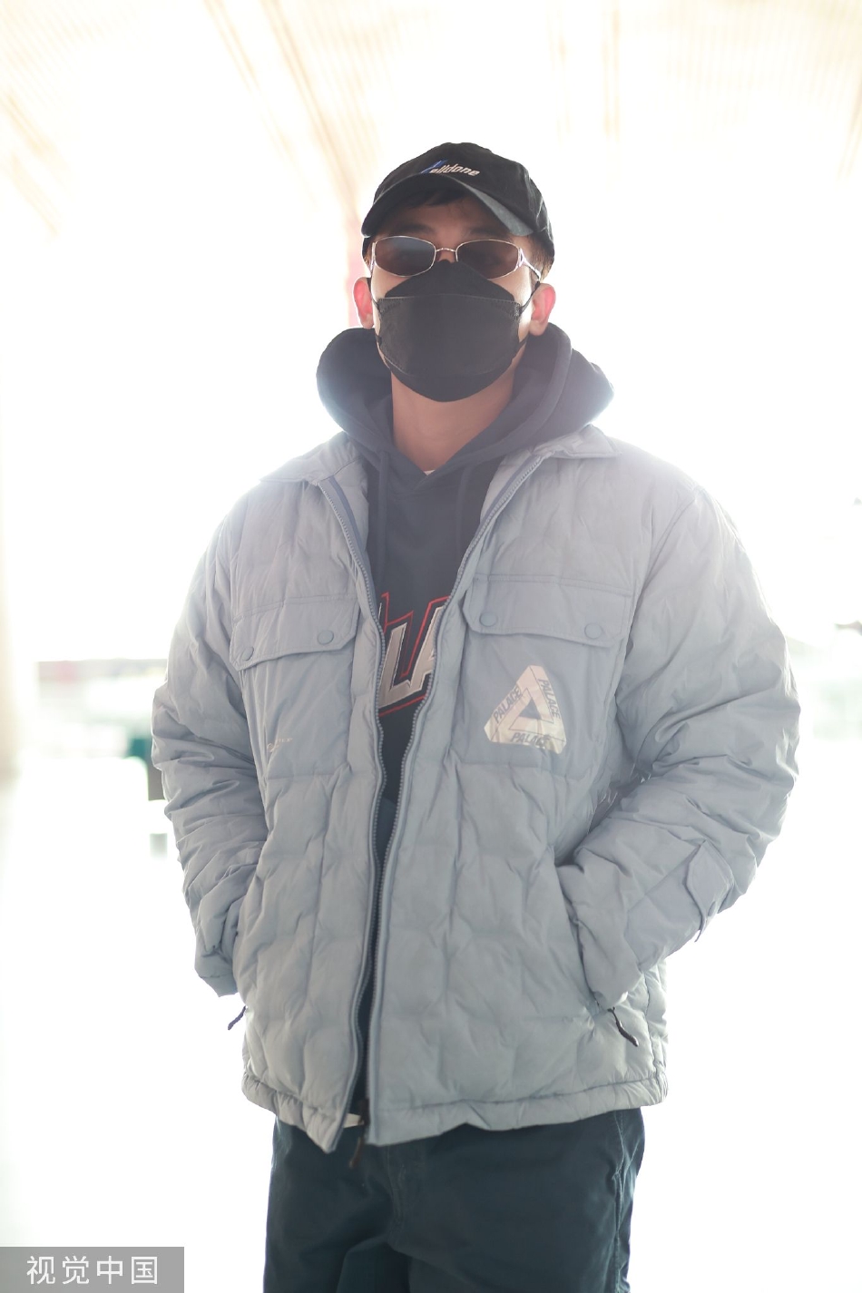 组图:欧豪身穿浅蓝色棉服现身机场 戴墨镜对镜挥手好亲切