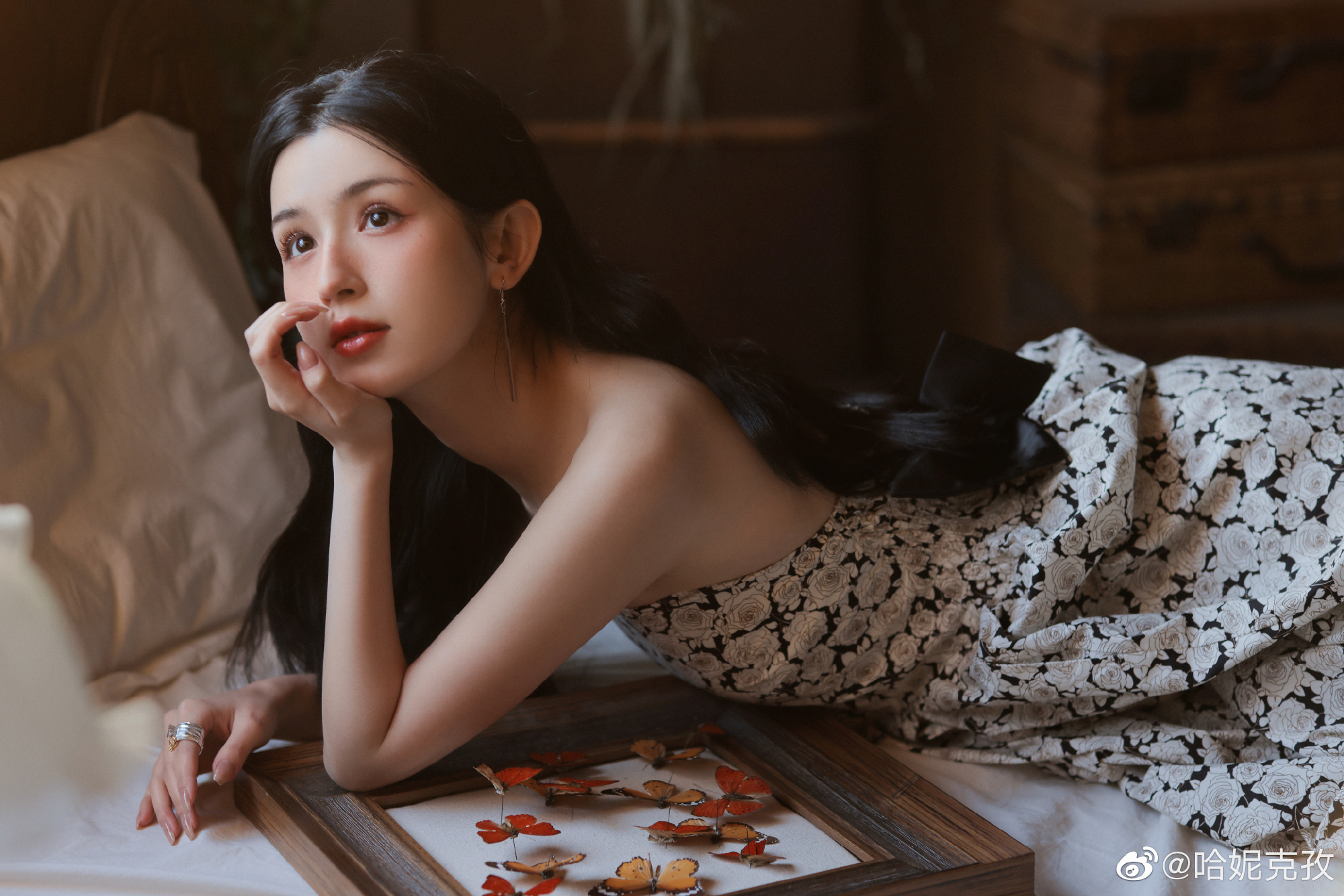 哈妮克孜身穿抹胸连衣裙,精致五官如雕刻一般,变身油画少女