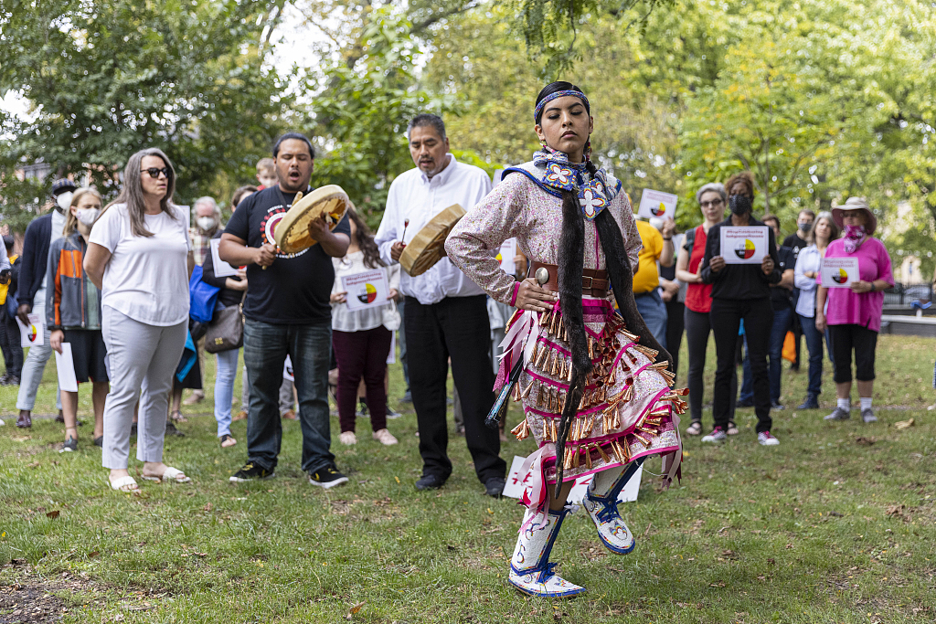 美国"土著人日"渐取代"哥伦布日" 民众穿着美洲土著传统服饰庆祝