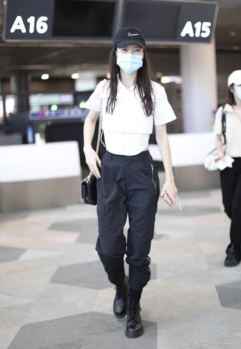 金晨街拍:假两件露脐衬衫工装裤 bvlgari手袋马丁靴酷帅时髦