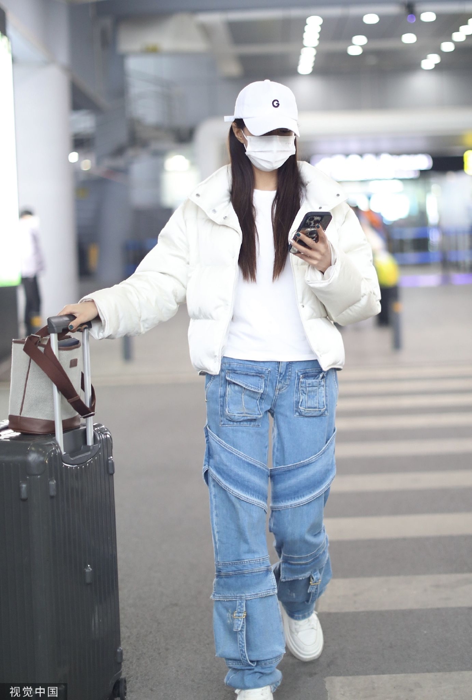 组图:沈梦辰戴白色鸭舌帽现身机场 穿羽绒服搭配牛仔裤干净清爽