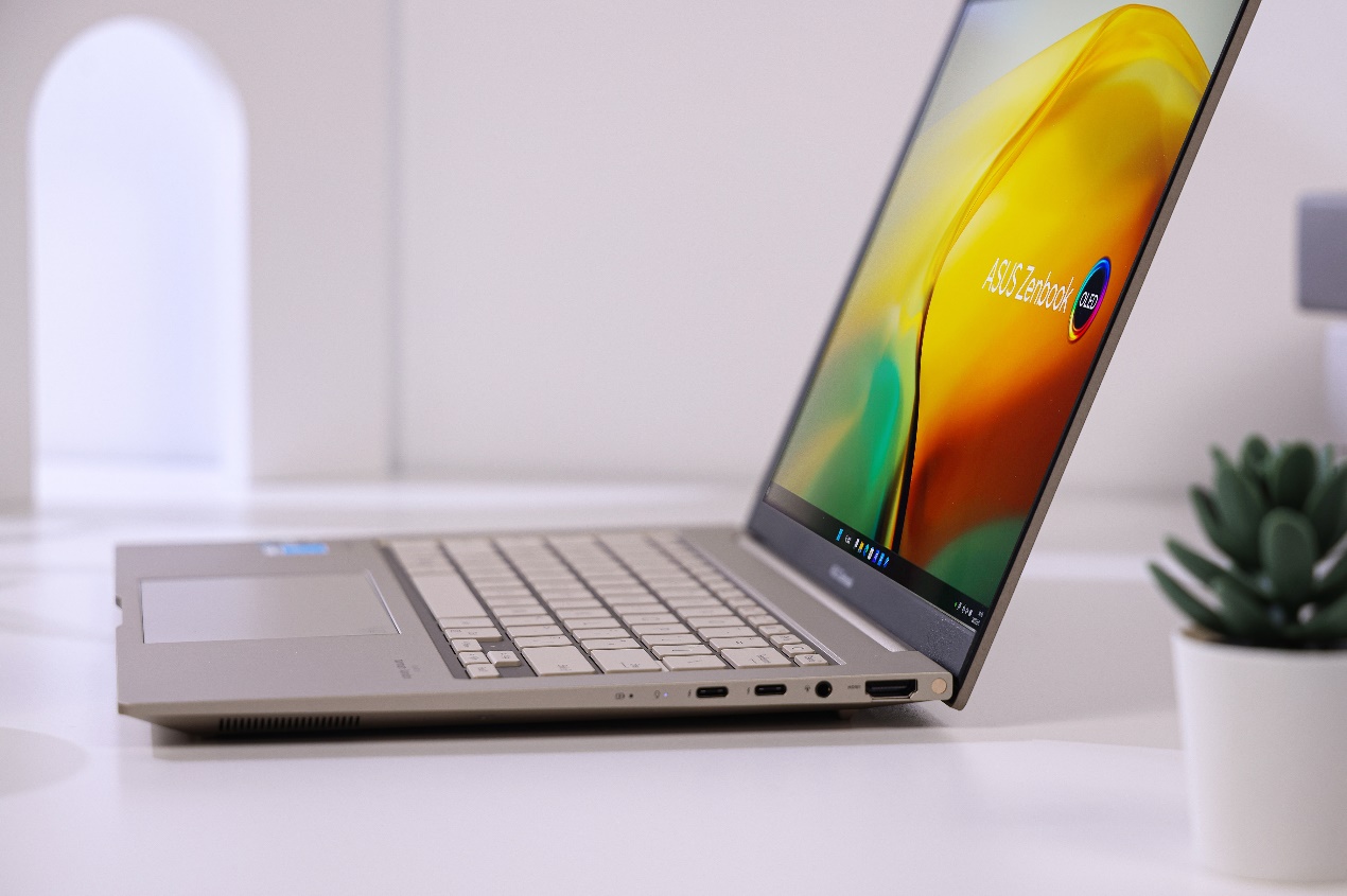 华硕灵耀14 2023 旗舰版轻薄本欣赏:皓沙金新配色,感受石纹之美