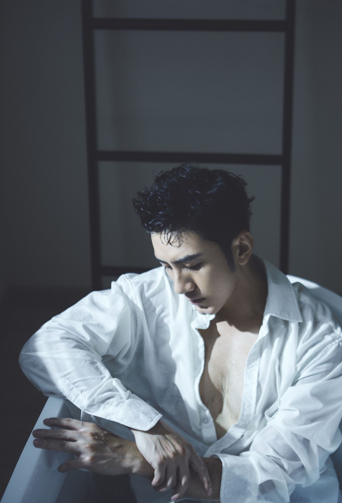 肖顺尧荷尔蒙浴缸大片释出 黑白衬衫完美切换