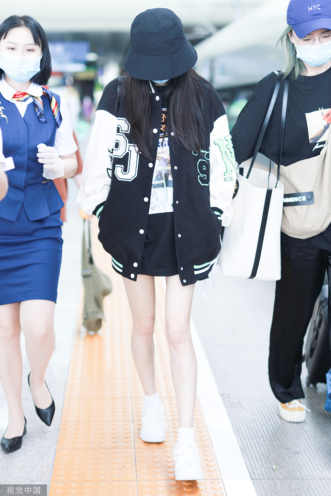 组图:甜酷少女!杨幂穿棒球服配热裤大秀美腿 长发披肩气质温柔