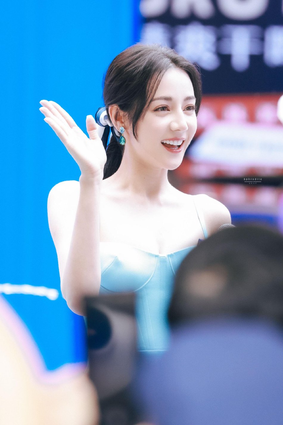 组图:迪丽热巴穿蓝色高开叉长裙 低马尾气质温柔笑容甜美