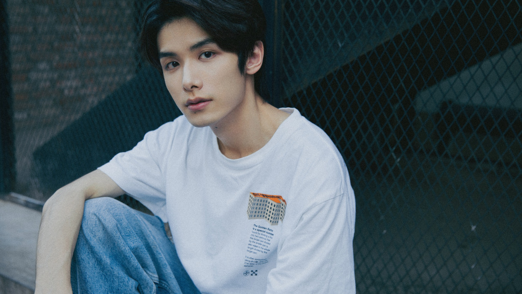 赵弈钦分享白t胶片感街头写真 帅气少年回眸尽显清冷气质