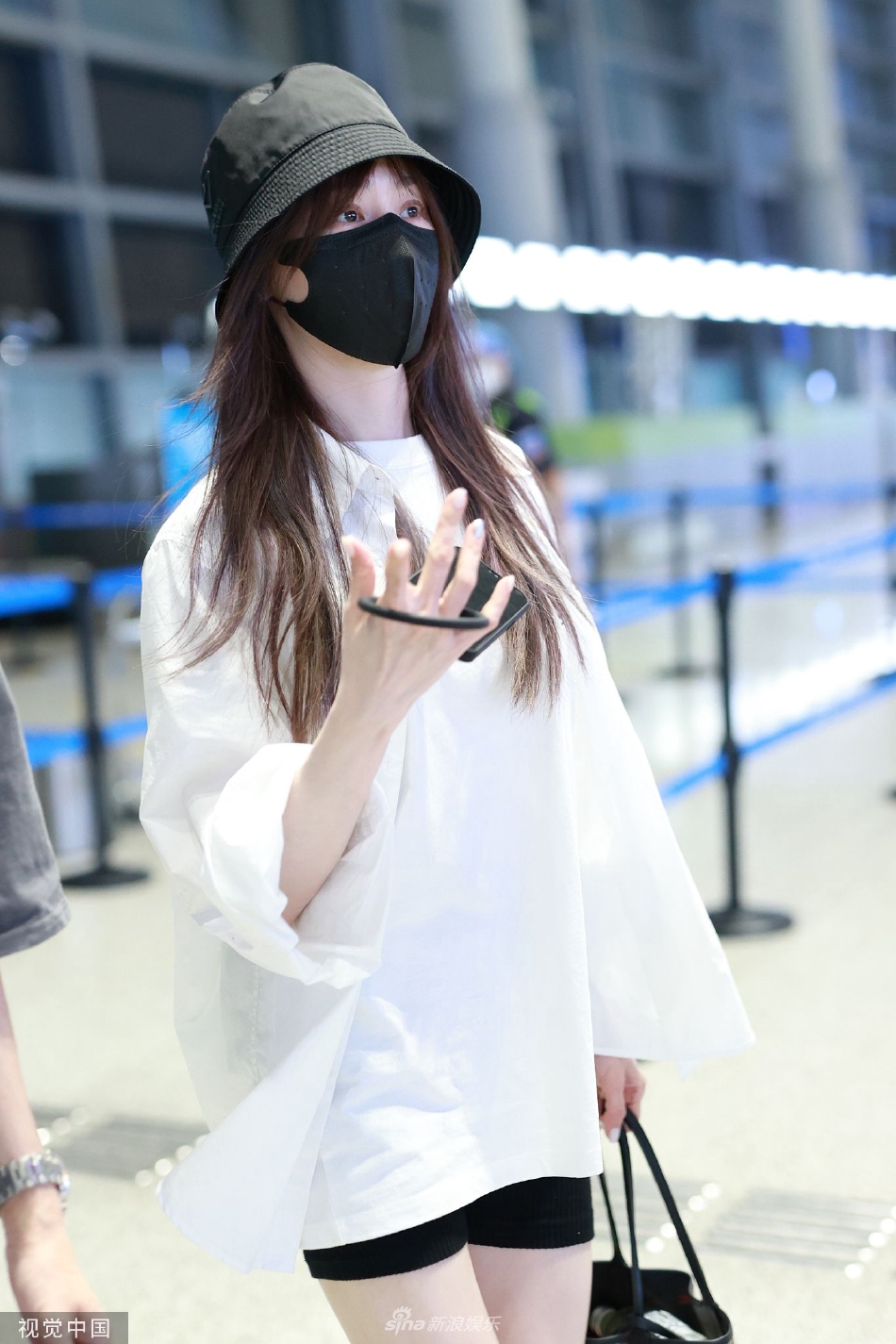 组图:王心凌t恤短裤造型现身 带渔夫帽清爽文艺