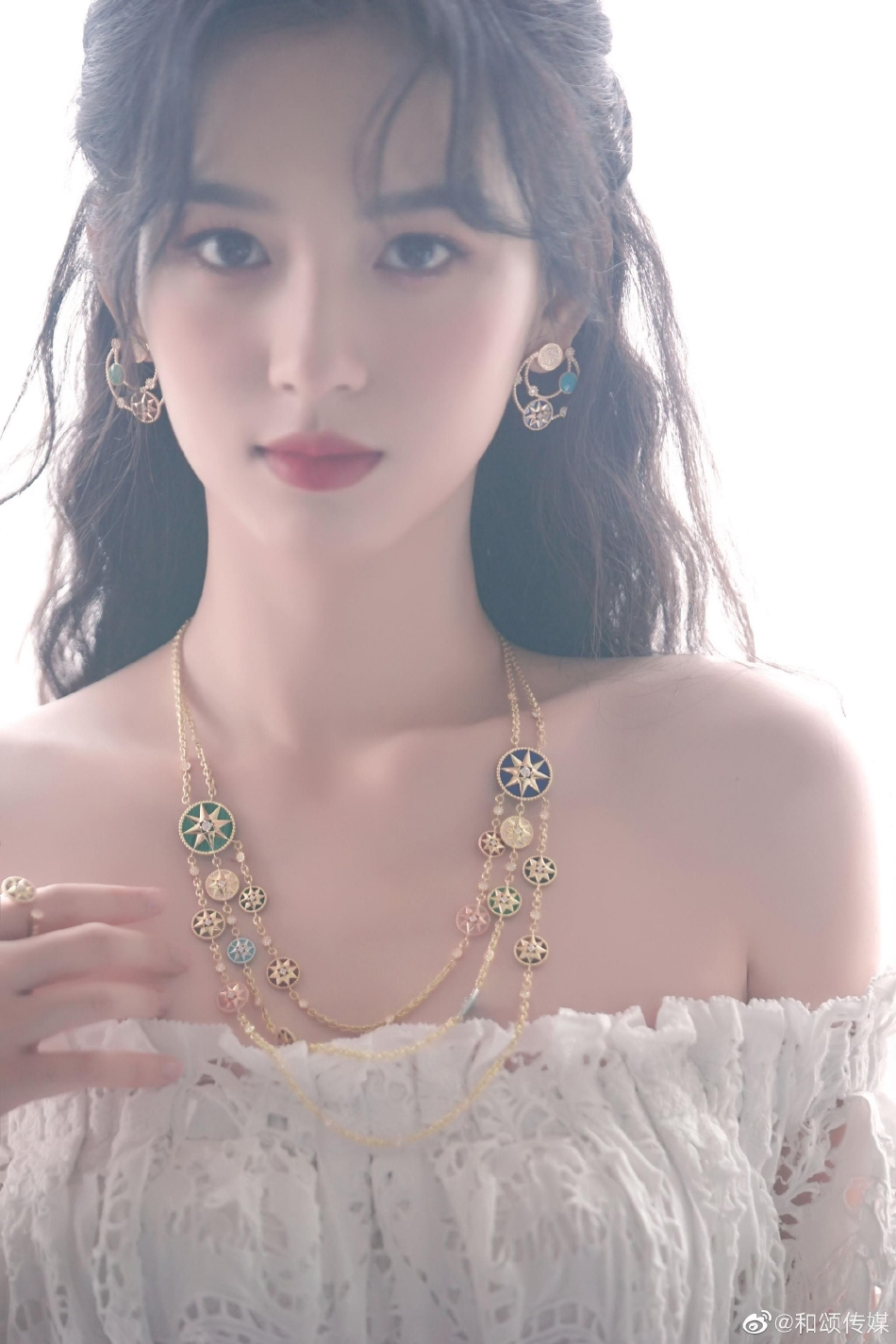 组图:周也穿白色抹胸裙大秀锁骨 长发垂肩侧颜精致气质佳