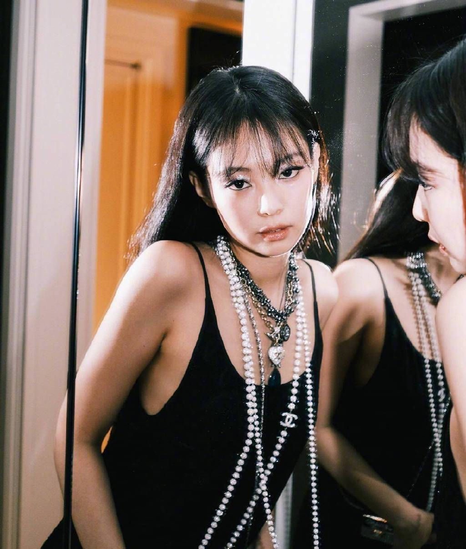 组图:jennie晒afterparty随拍 穿黑色吊带对镜嘟嘴性感