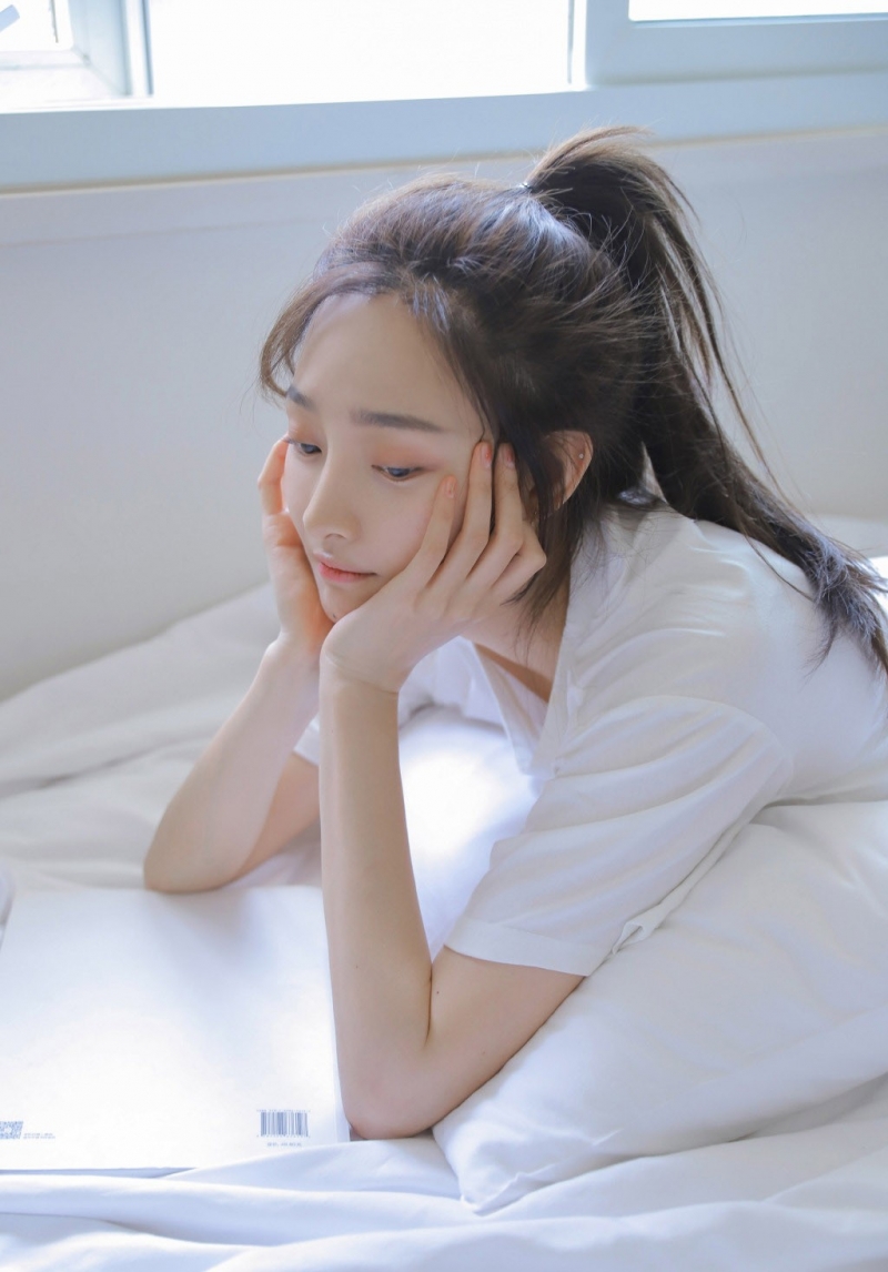 00后模特肤白貌美气质佳美女写真