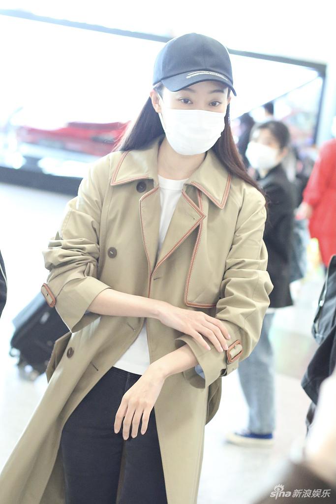 组图:张小斐搭机穿风衣气场足 内搭白t紧身黑裤简约利落
