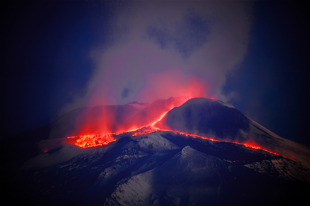 意大利埃特纳火山持续喷发